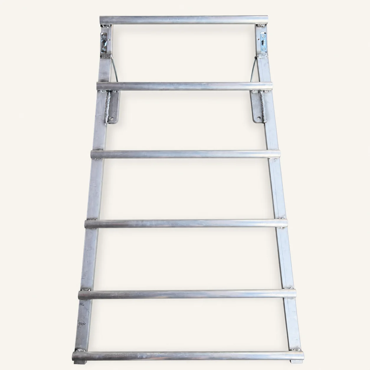 Aluminium laddermodel dekstoel met houten bovenzijde op neutrale achtergrond