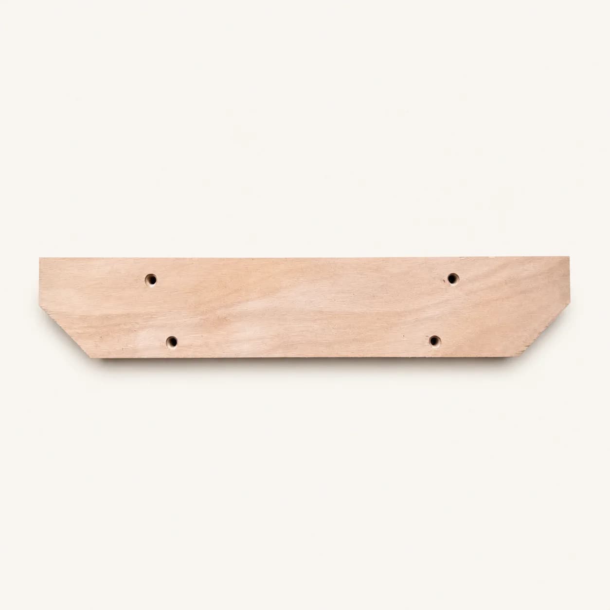 Houten kopplank met metalen bevestigingsdelen op neutrale achtergrond