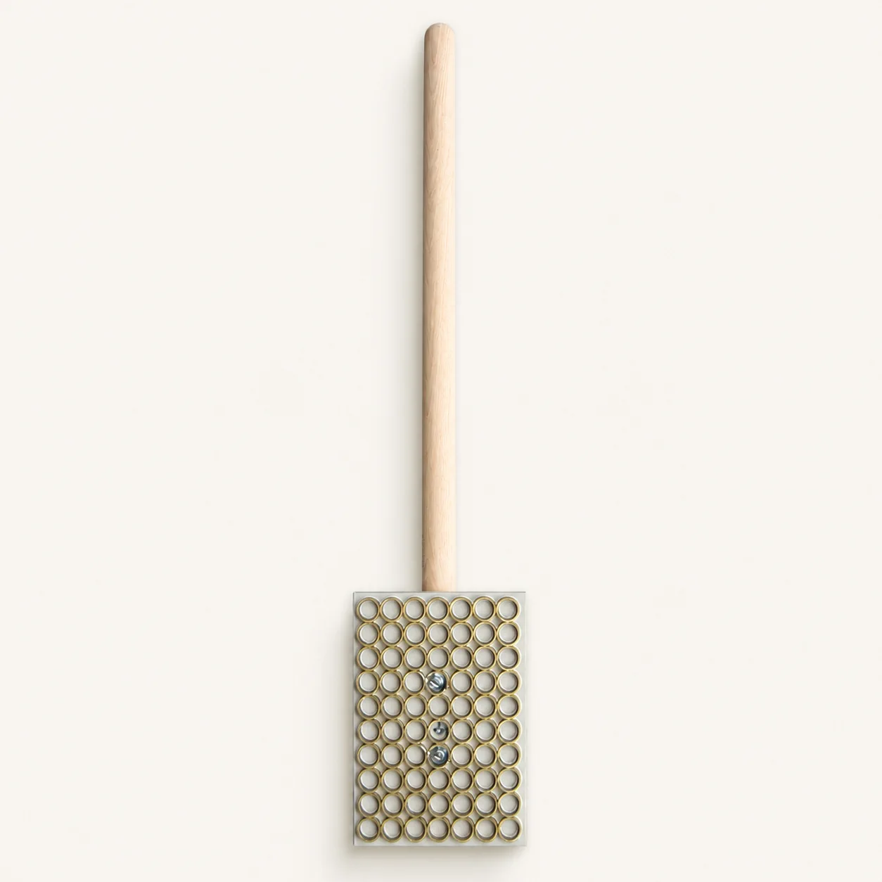 Rietklopper met houten steel en metalen ringblad op neutrale achtergrond