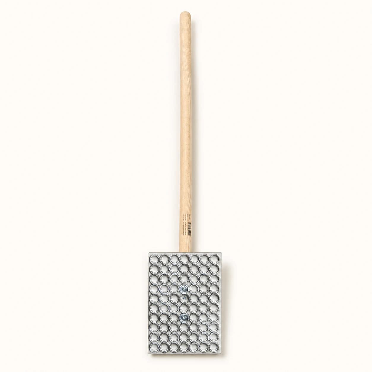 Rietklopper met groot metalen ringblad en lange houten steel op neutrale achtergrond